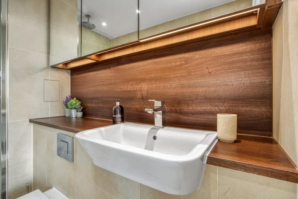 2 Bed & 2 Bath Next To Nine Elms Station - Zone 1 Apartamento