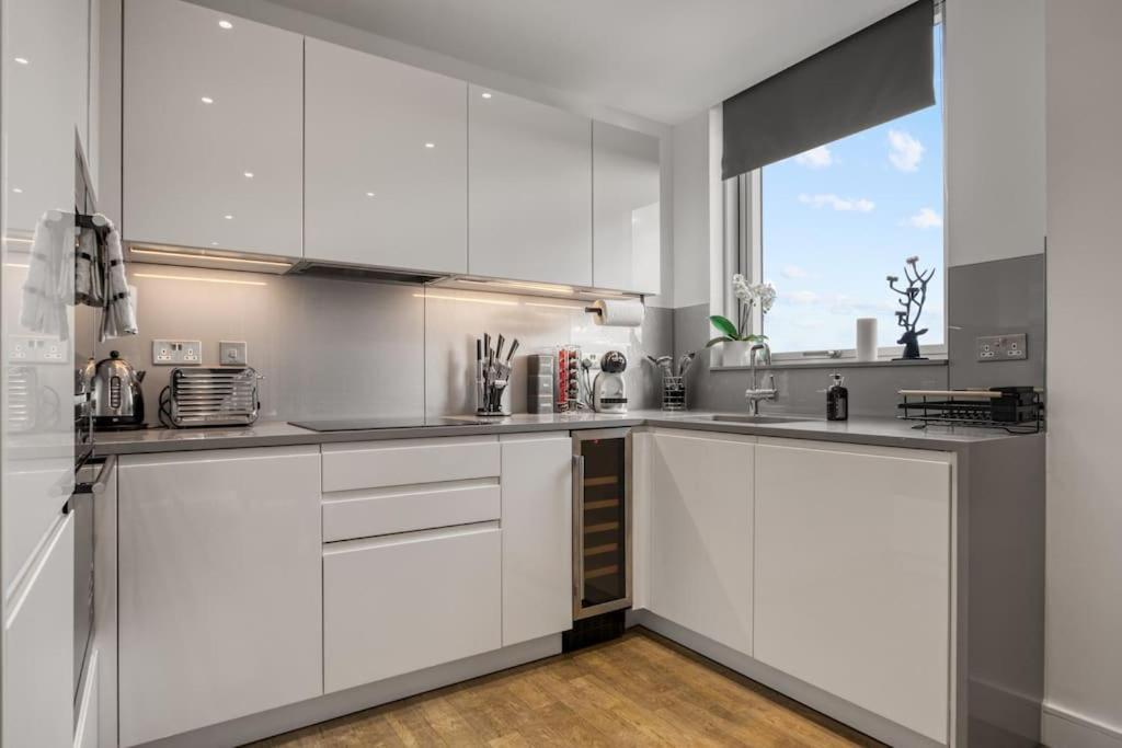 Apartment 2 Bed & 2 Bath Next To Nine Elms Station - Zone 1 *